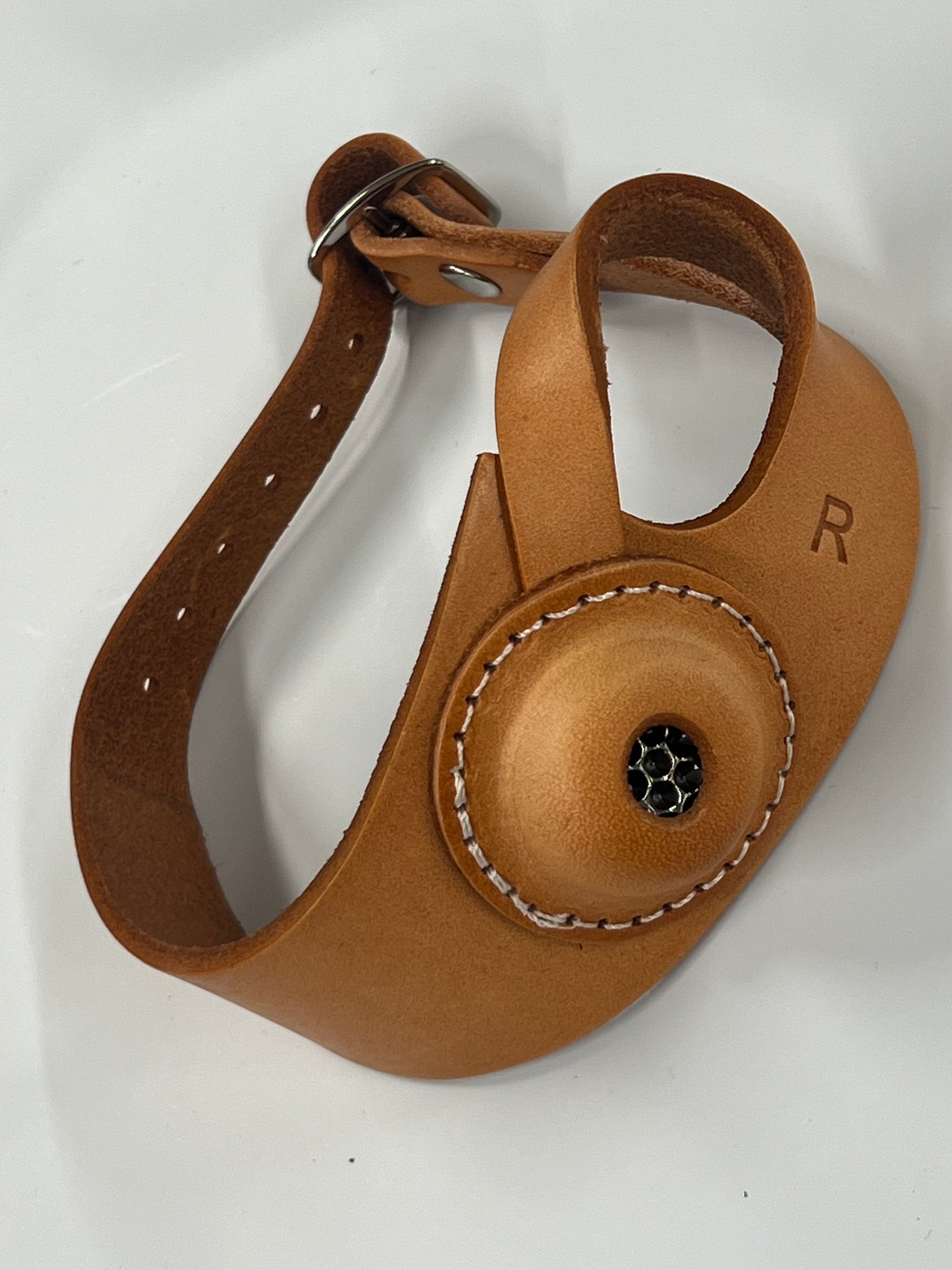 Leather thimble for the right palm for heavy sewing work on leather