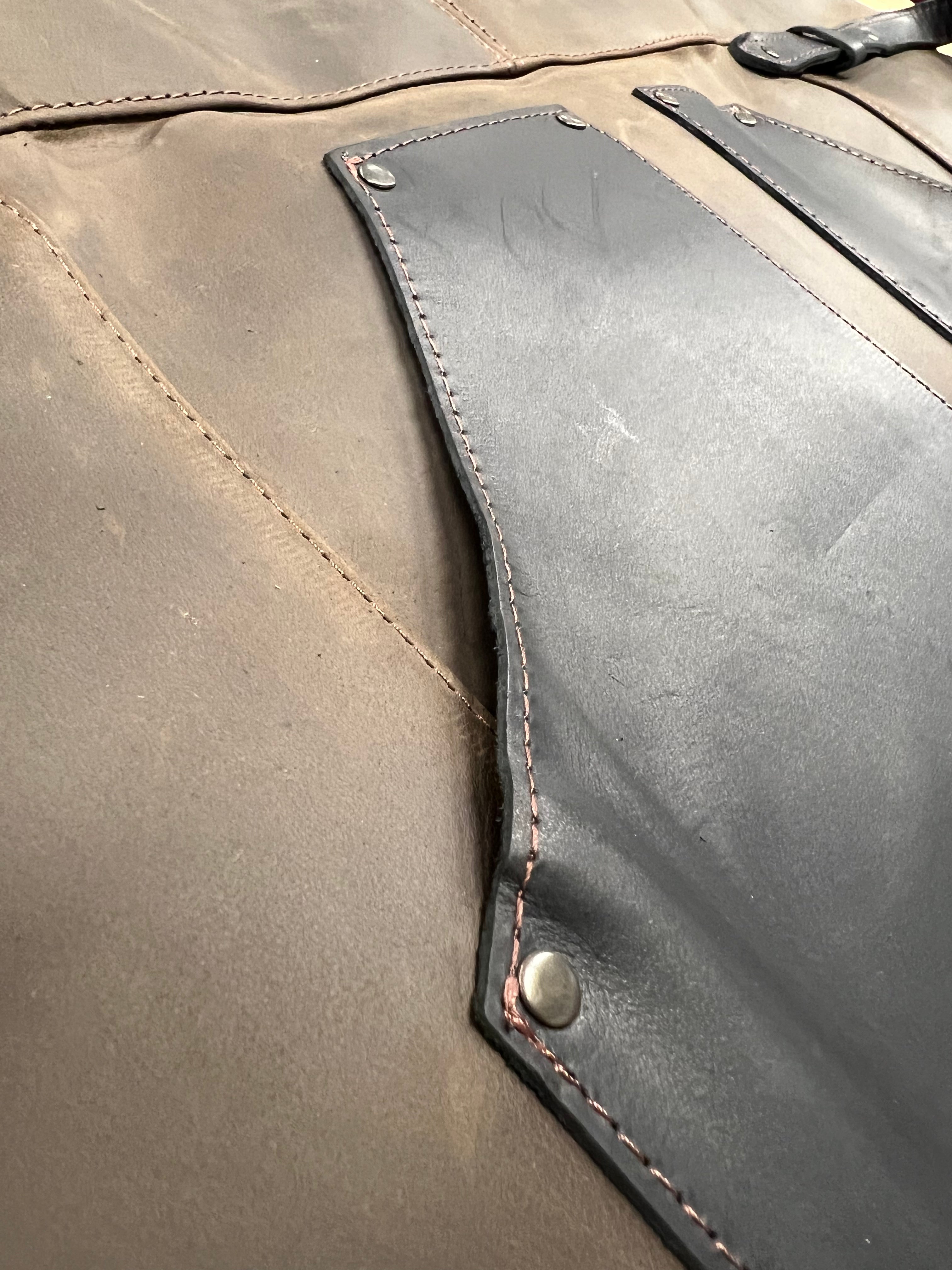 Adjustable apron in brown leather AP3X