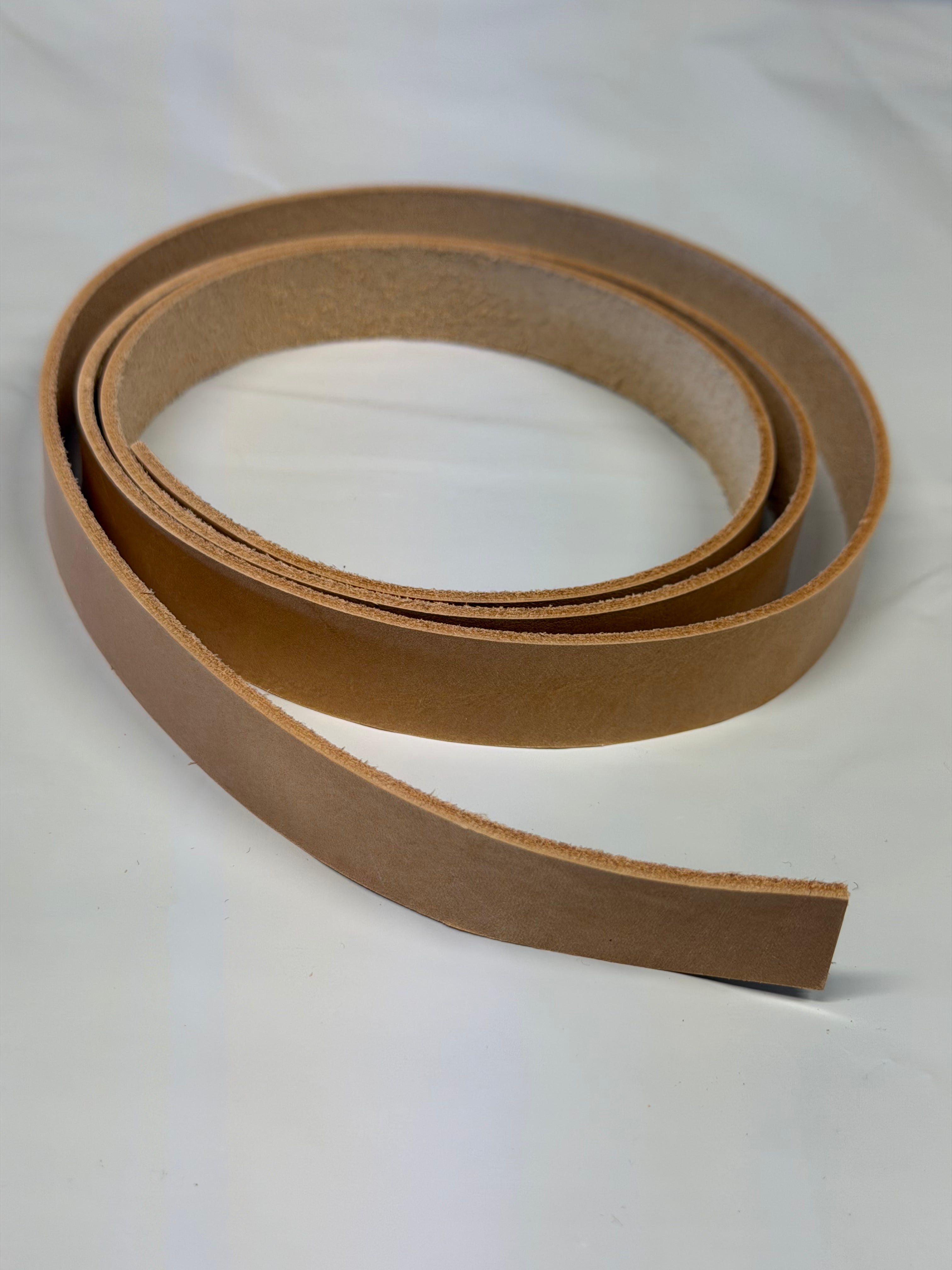 Leather for making knife sheaths: Half-tanned rårand leather, sheath leather and strap/suspension leather