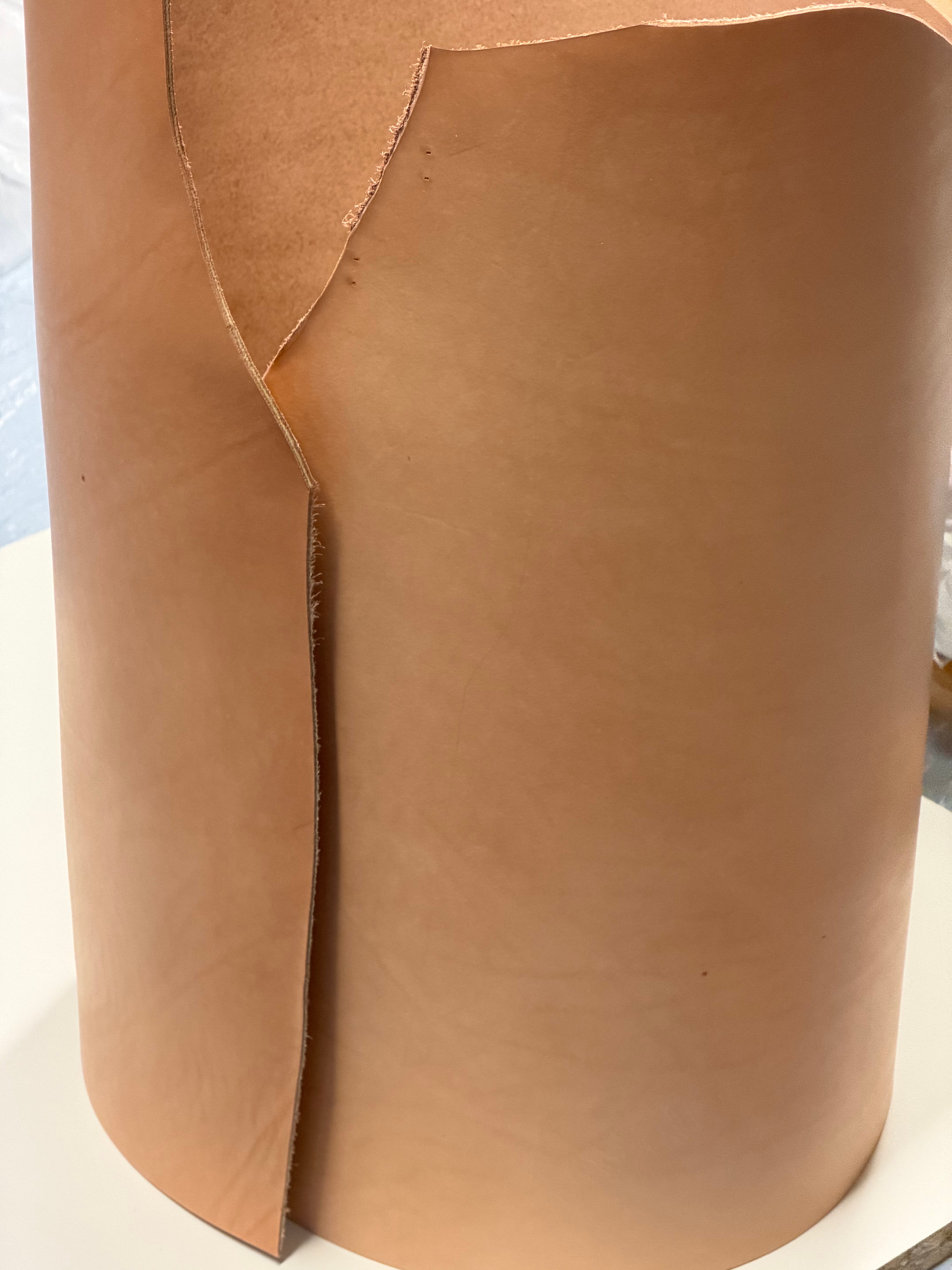 Leather for making knife sheaths: Half-tanned rårand leather, sheath leather and strap/suspension leather