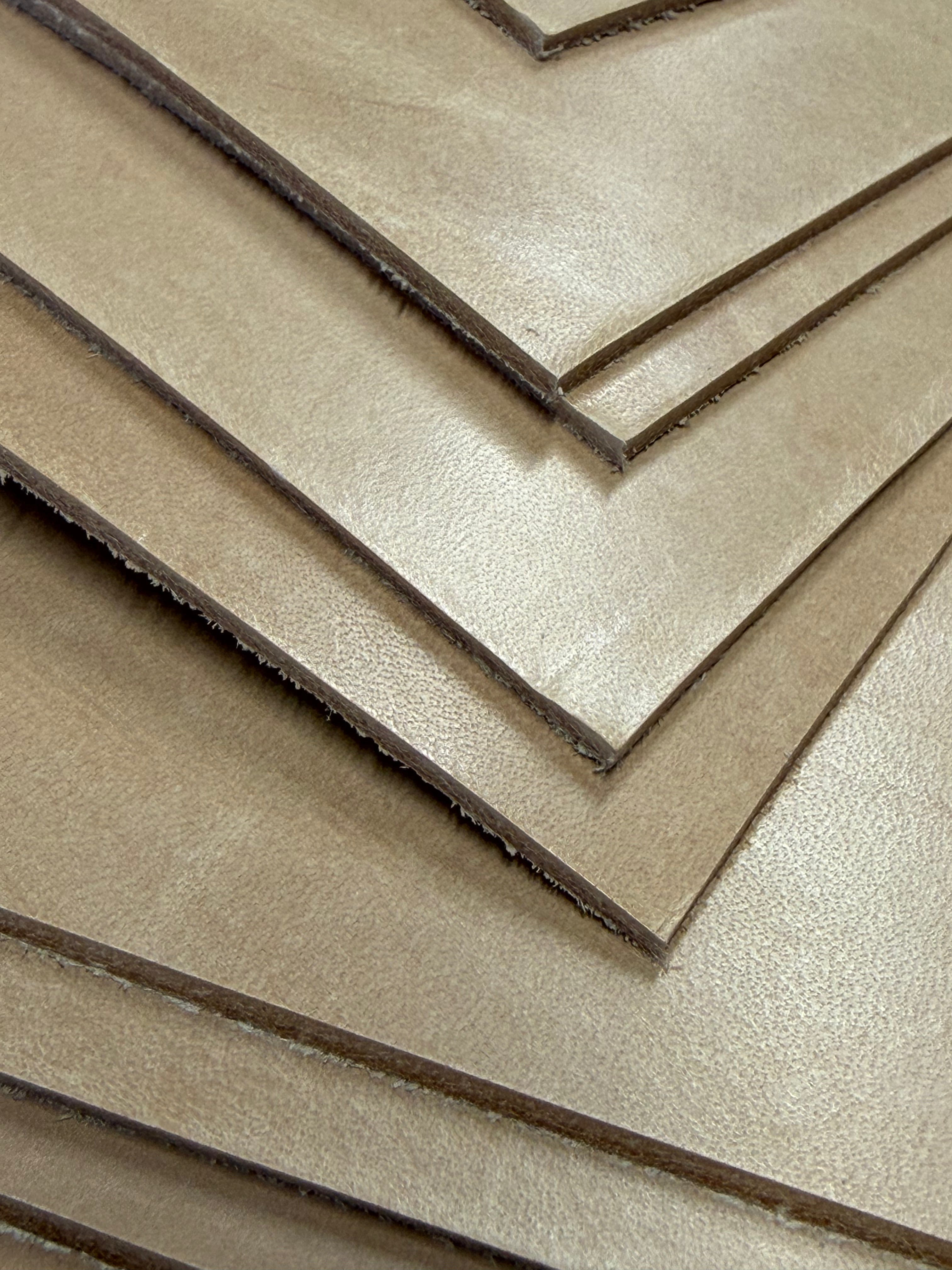 Leather for making knife sheaths: Half-tanned rårand leather, sheath leather and strap/suspension leather