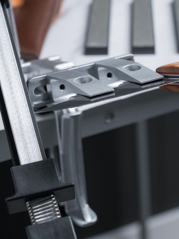 SwiftEdge Cross: Knife sharpening system with adjustable angle and diamond sharpening stones