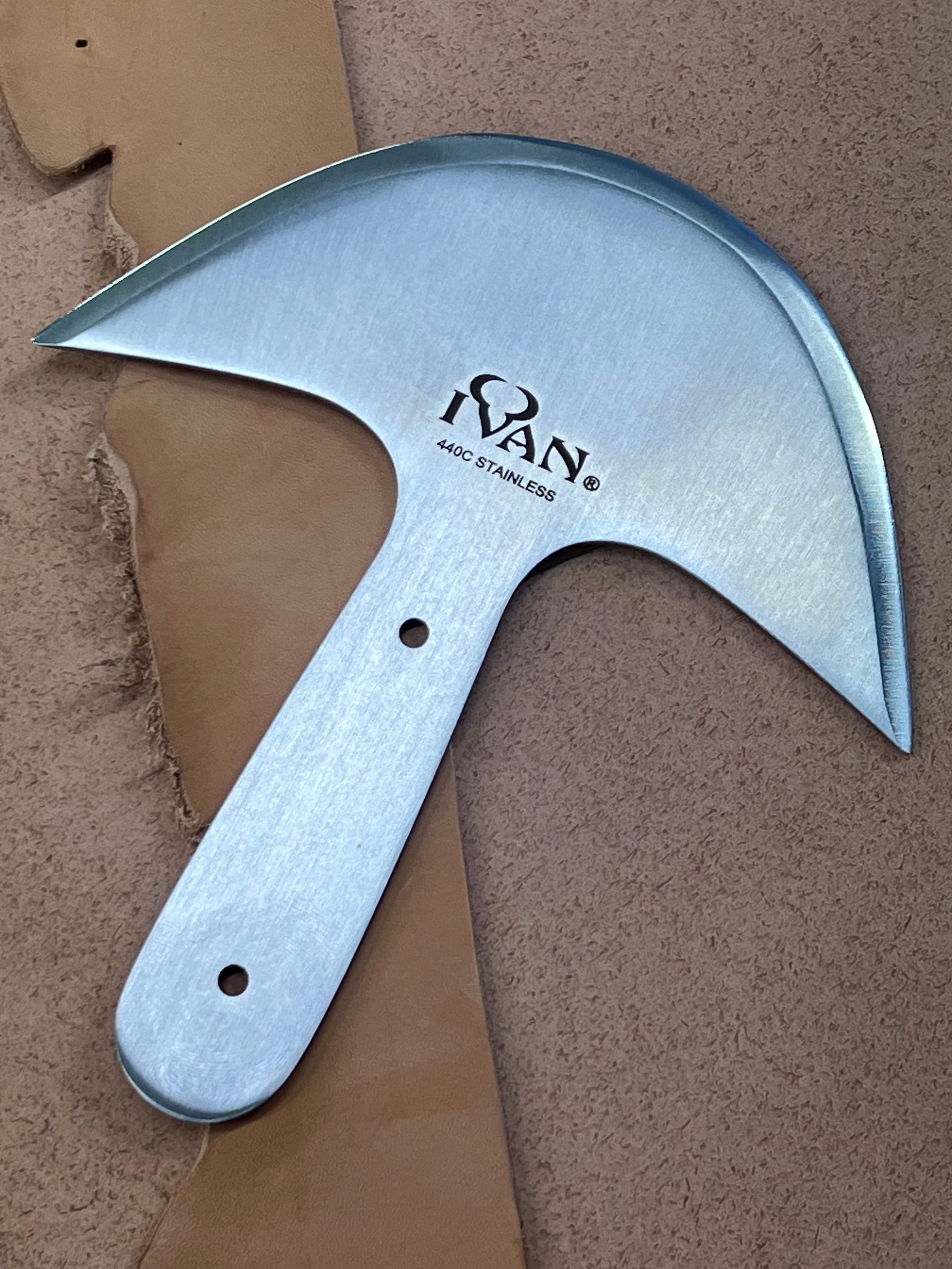 Round leather knife blade in French style