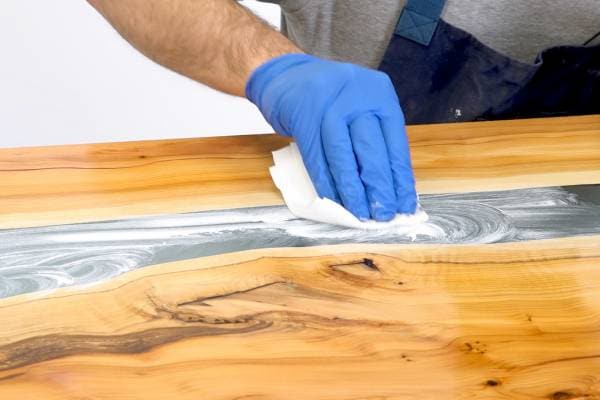 Polish for epoxy, varnish and plastic